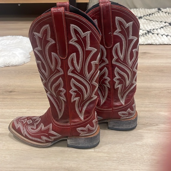 Lane size 6 square toe red boot with stitching. - Picture 2 of 4